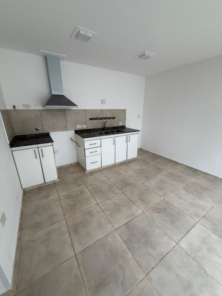 136 E/ 60 Y 61 - CASA EN ALQUILER EN LOS HORNOS- 2 DORM PATIO Y PARRILLA