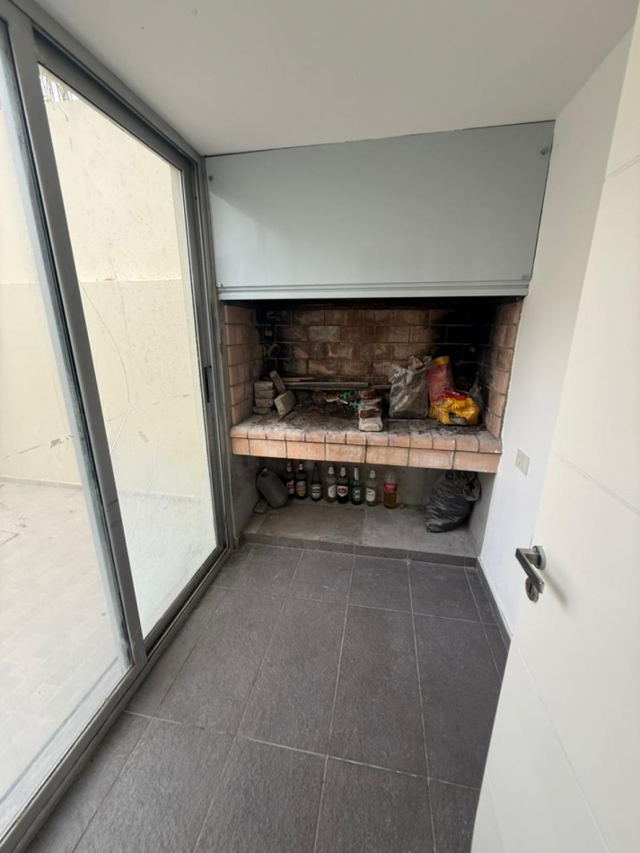 136 E/ 60 Y 61 - CASA EN ALQUILER EN LOS HORNOS- 2 DORM PATIO Y PARRILLA