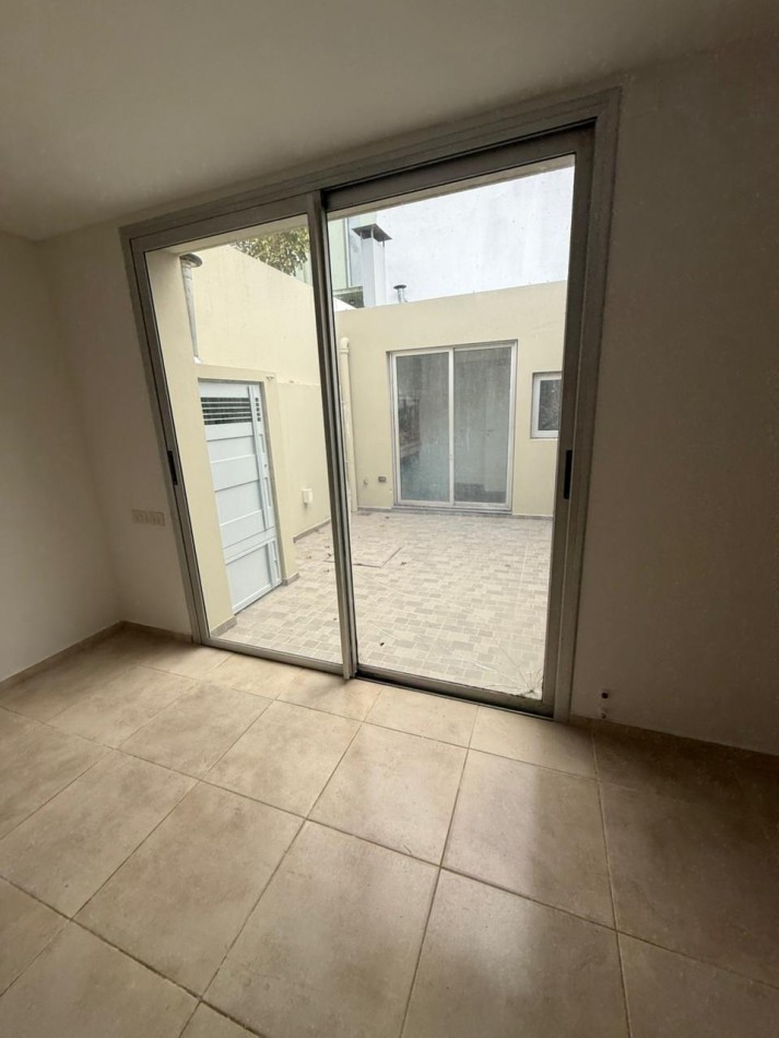 136 E/ 60 Y 61 - CASA EN ALQUILER EN LOS HORNOS- 2 DORM PATIO Y PARRILLA