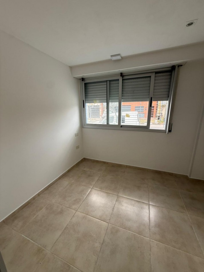 136 E/ 60 Y 61 - CASA EN ALQUILER EN LOS HORNOS- 2 DORM PATIO Y PARRILLA