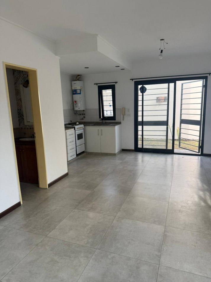 25 E/ 524 Y 525 - DUPLEX EN ALQUILER CON ENTRADA DE AUTO- PATIO Y PARRILLA