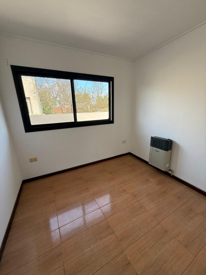 25 E/ 524 Y 525 - DUPLEX EN ALQUILER CON ENTRADA DE AUTO- PATIO Y PARRILLA