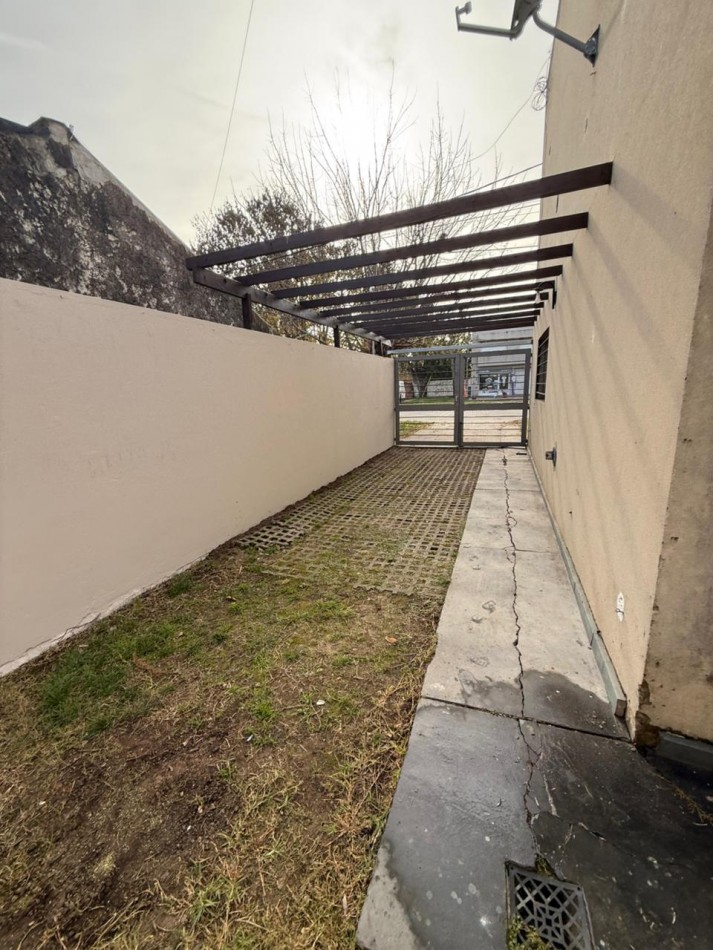 25 E/ 524 Y 525 - DUPLEX EN ALQUILER CON ENTRADA DE AUTO- PATIO Y PARRILLA
