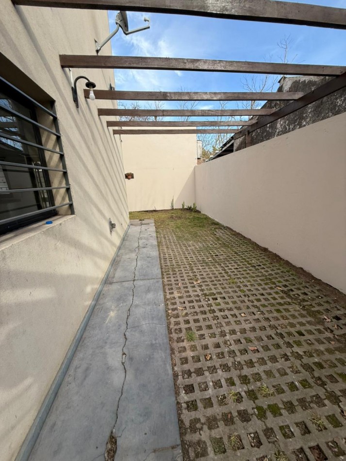 25 E/ 524 Y 525 - DUPLEX EN ALQUILER CON ENTRADA DE AUTO- PATIO Y PARRILLA