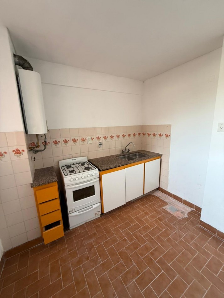 49 E/ 1 Y 2 - DEPARTAMENTO DE 1 DORMITORIO 5 TO PISO AL FRENTE