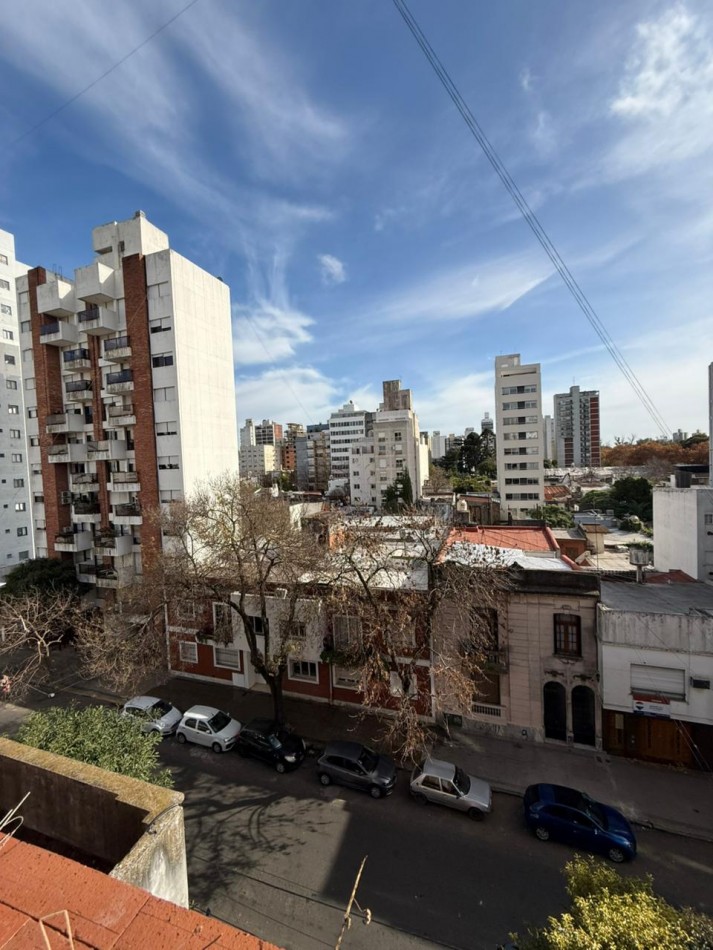 49 E/ 1 Y 2 - DEPARTAMENTO DE 1 DORMITORIO 5 TO PISO AL FRENTE