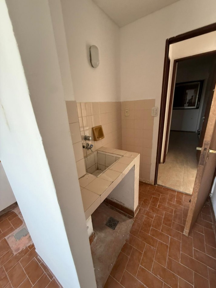 49 E/ 1 Y 2 - DEPARTAMENTO DE 1 DORMITORIO 5 TO PISO AL FRENTE