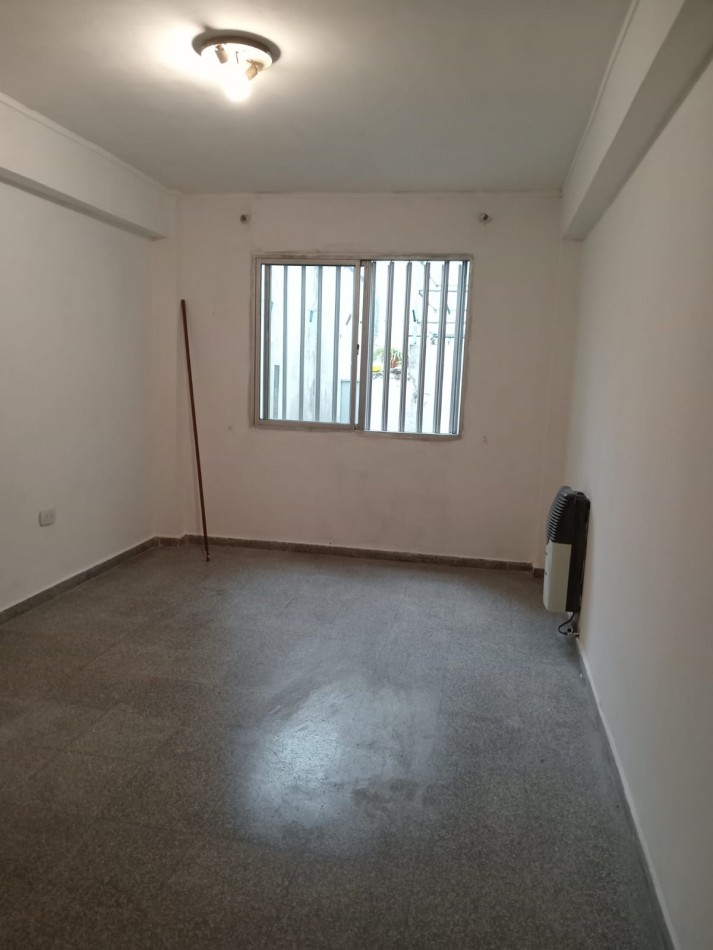av 1 e/ 63 y 64 - un dormitorio planta baja s/ patio - ideal estudiante medicina 