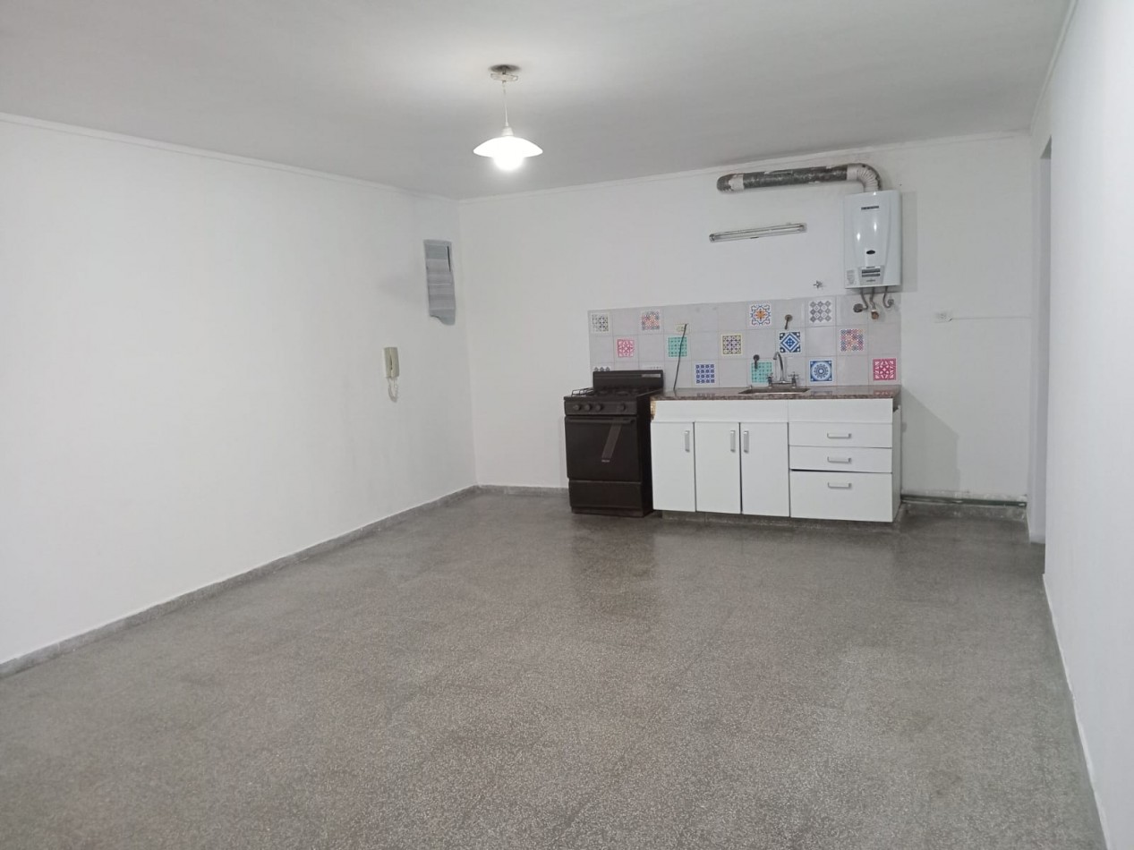 av 1 e/ 63 y 64 - un dormitorio planta baja s/ patio - ideal estudiante medicina 