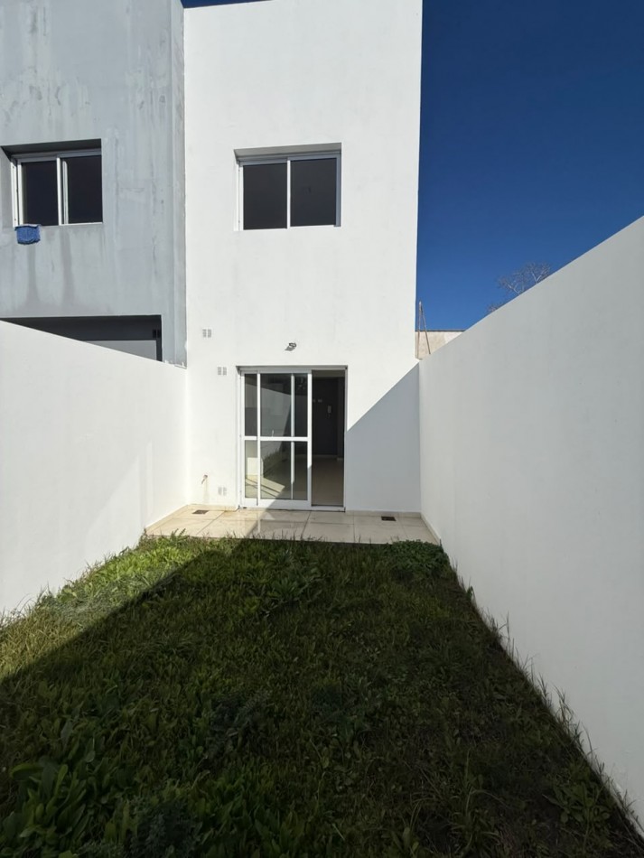 135 e/ 39 y 40 - duplex en venta con jardin - a estrenar