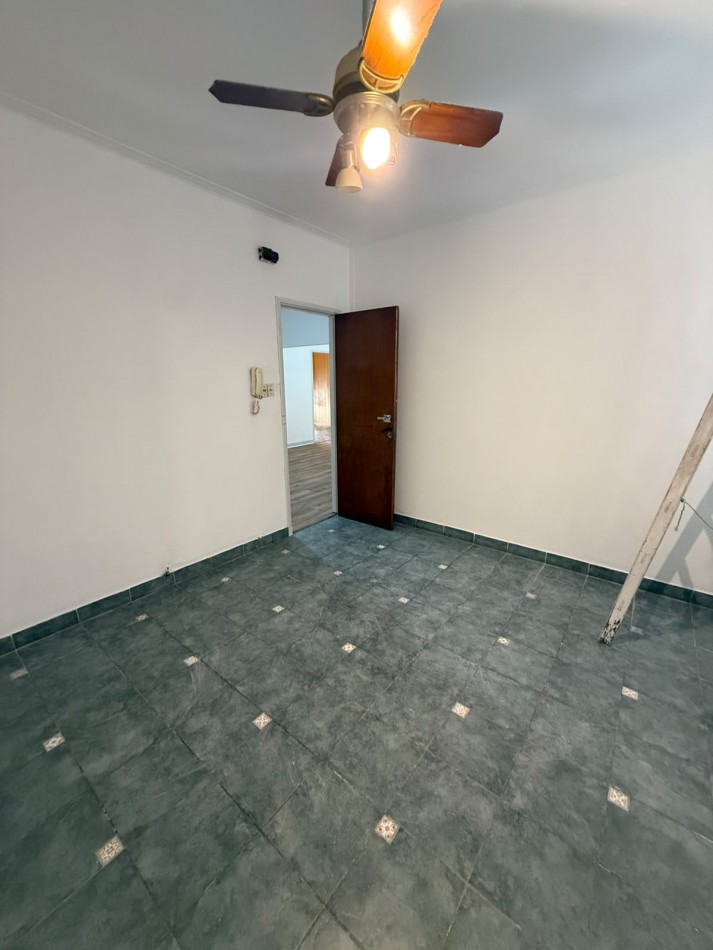 41 E/ 18 Y 19 - CASA EN ALQUILER EN PLANTA ALTA - 3 DORM BARRIO LA LOMA