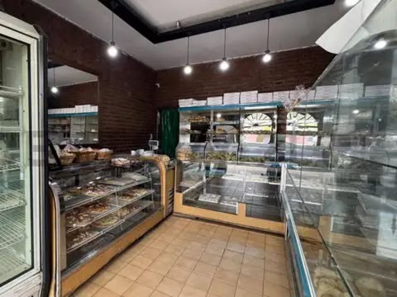 493 E/ Camino Gral Belgrano y 23 - local en venta Gonnet