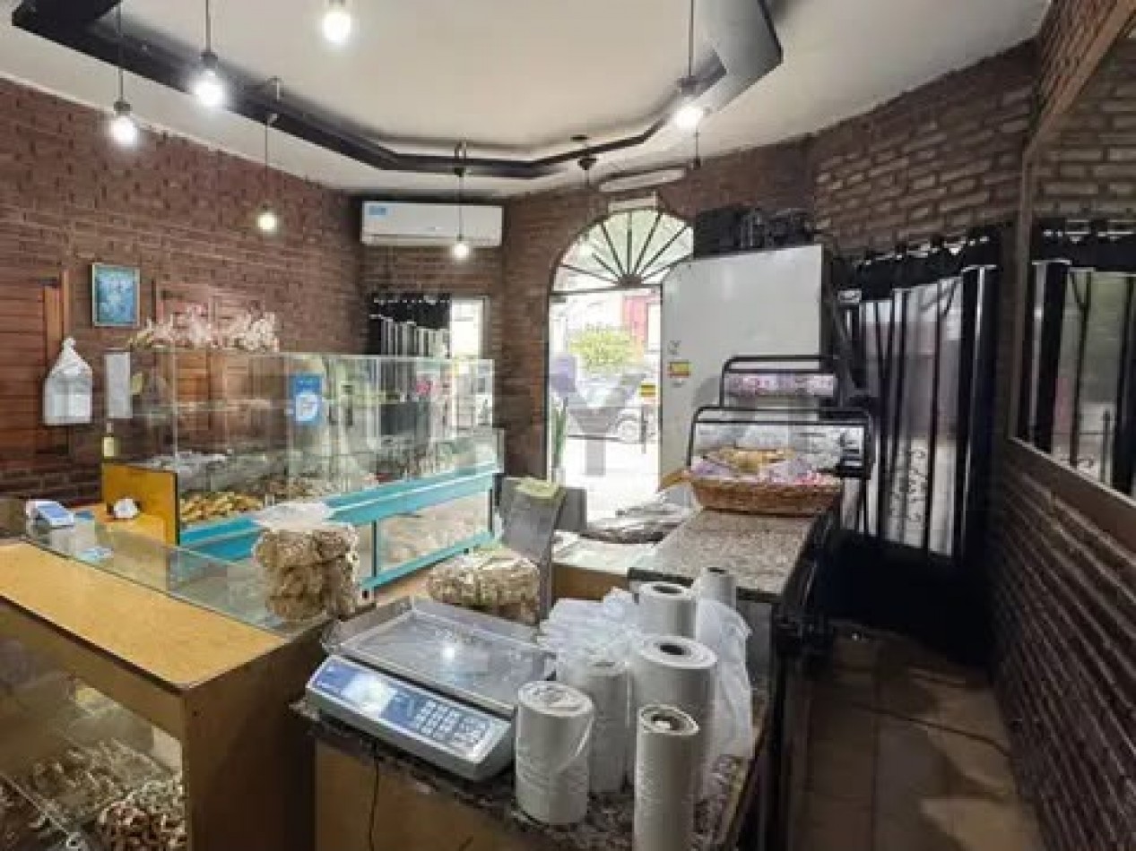 493 E/ Camino Gral Belgrano y 23 - local en venta Gonnet
