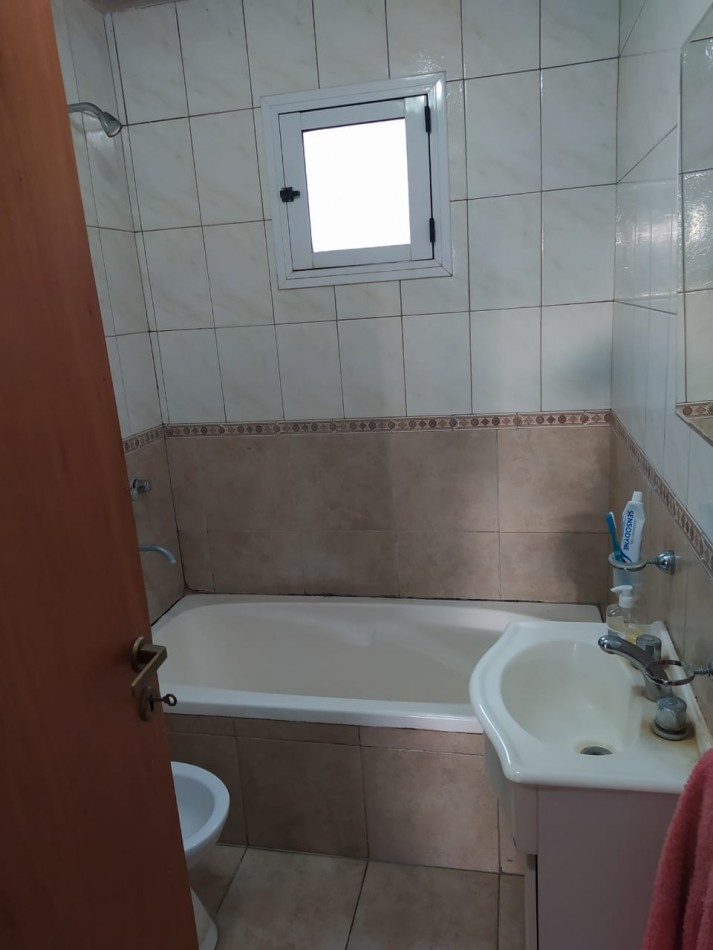 26 E/ 62 Y 63 - MONOAMBIENTE 3 ER PISO X ESCALERA MUY LUMINOSO 