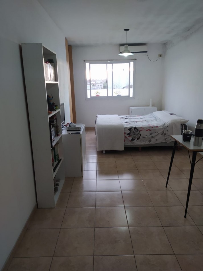 26 E/ 62 Y 63 - MONOAMBIENTE 3 ER PISO X ESCALERA MUY LUMINOSO 