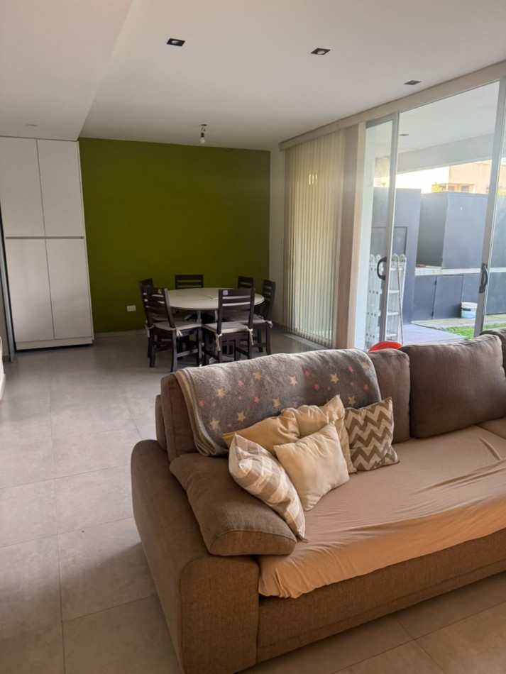 657 e/ 20 bis y 21 - casa 3 dorm - Parque Sicardi