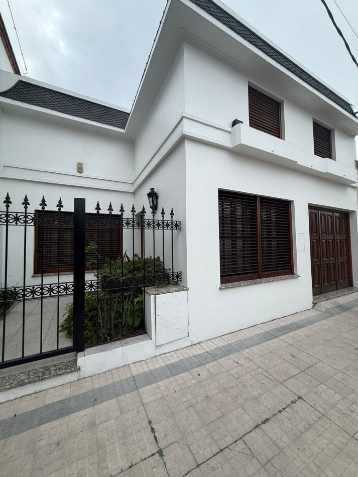 33 E/ 22 Y 23 - VEDEMOS HERMOSA CASA EN BARRIO LA LOMA - LOTE 9X28
