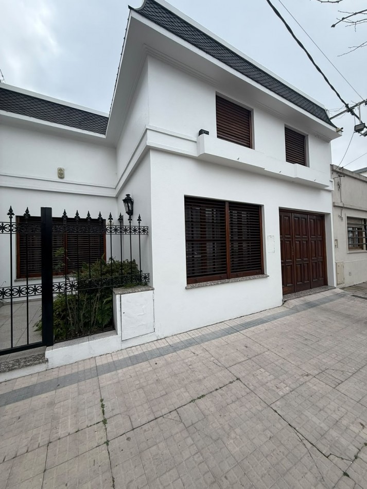 33 E/ 22 Y 23 - VEDEMOS HERMOSA CASA EN BARRIO LA LOMA - LOTE 9X28