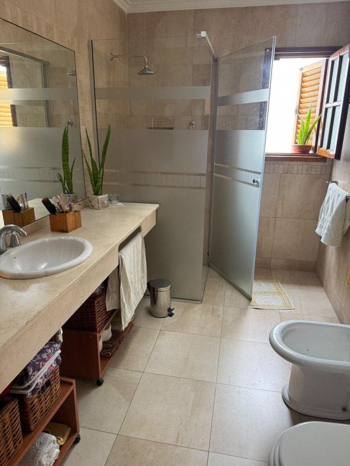 33 E/ 22 Y 23 - VEDEMOS HERMOSA CASA EN BARRIO LA LOMA - LOTE 9X28