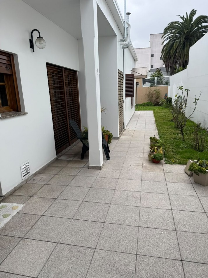 33 E/ 22 Y 23 - VEDEMOS HERMOSA CASA EN BARRIO LA LOMA - LOTE 9X28