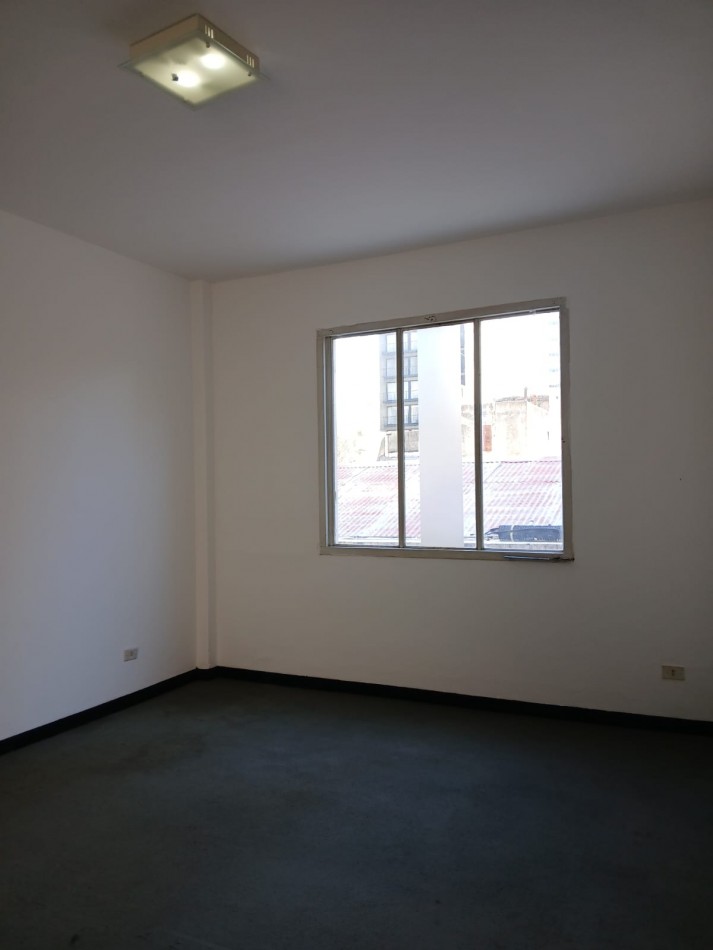 48 e/ 12 y 13 - ALQUILER de oficina con baño privado- ZONA TRIBUNALES