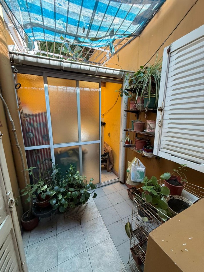 AV32 E/ 2 Y 3 - PH INTERNO AL FONDO - DOS DORMITORIOS Y PATIO