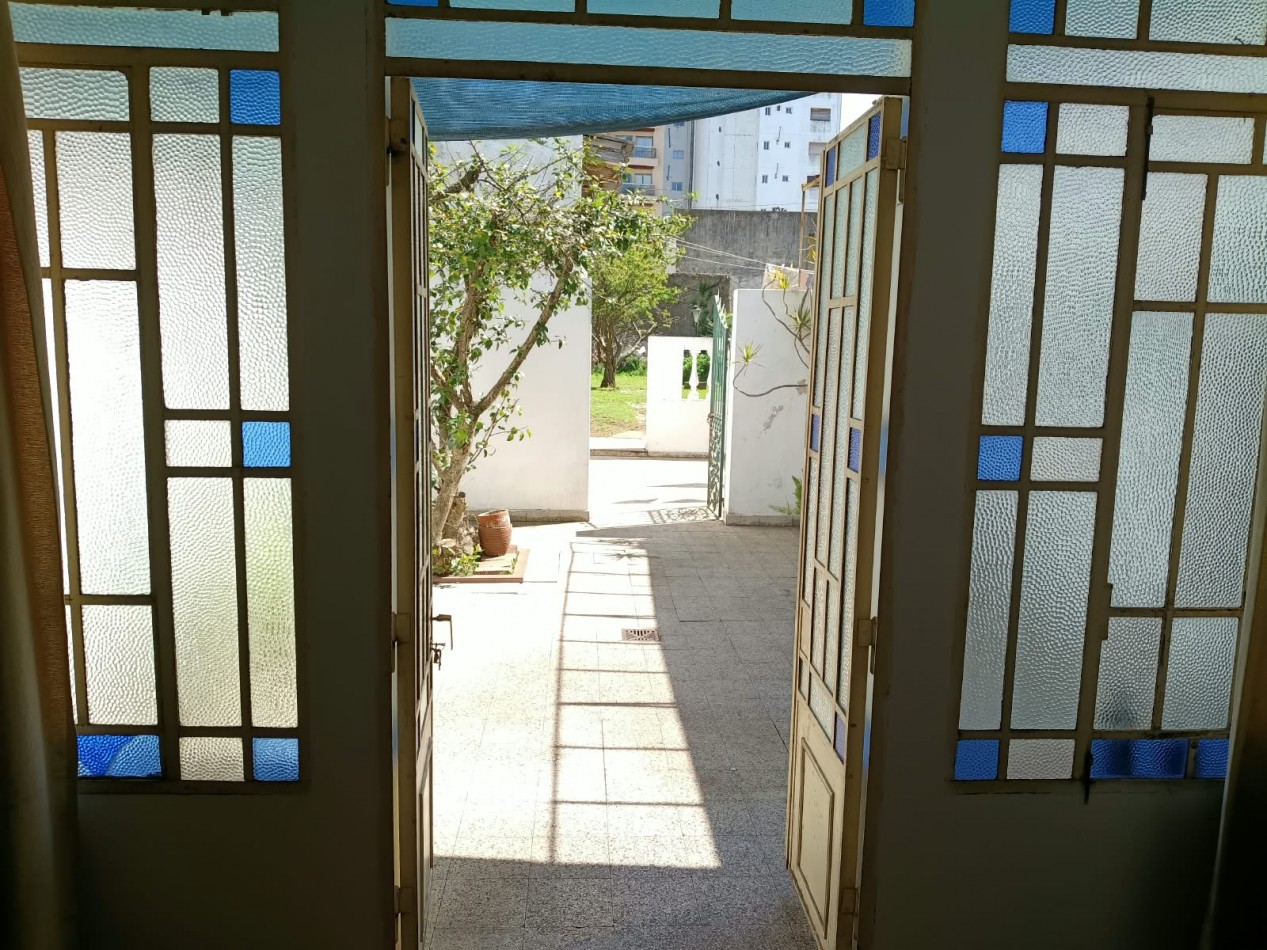 AV 60 E/ 10 Y 11 - CASA EN VENTA SOBRE AVENIDA LOTE 10 X 60
