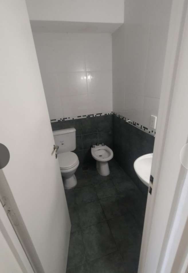 SEMI PISO AL FRENTE EN EXCELENTE ZONA - 18 E 63 Y 64