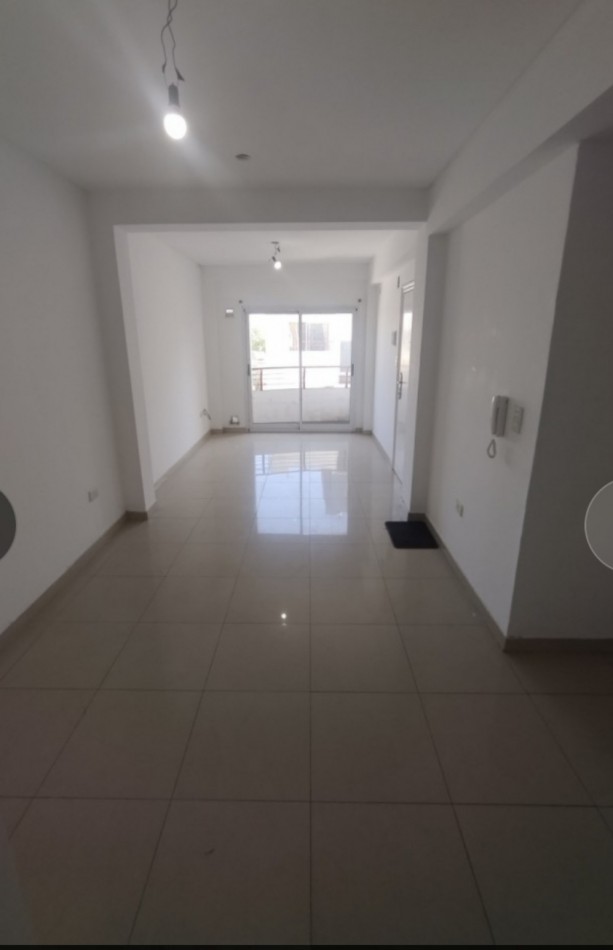 SEMI PISO AL FRENTE EN EXCELENTE ZONA - 18 E 63 Y 64