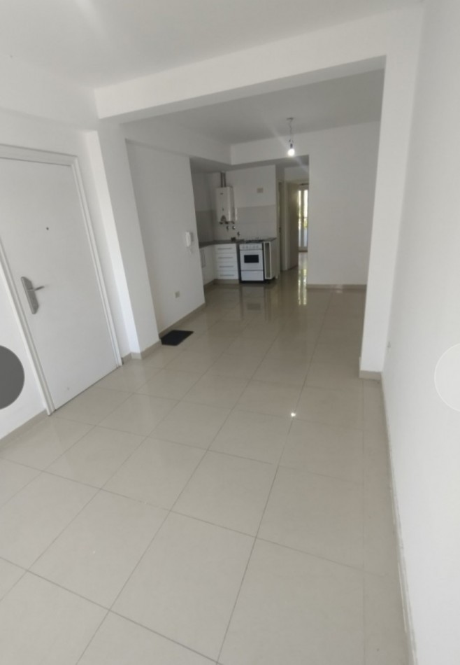 SEMI PISO AL FRENTE EN EXCELENTE ZONA - 18 E 63 Y 64