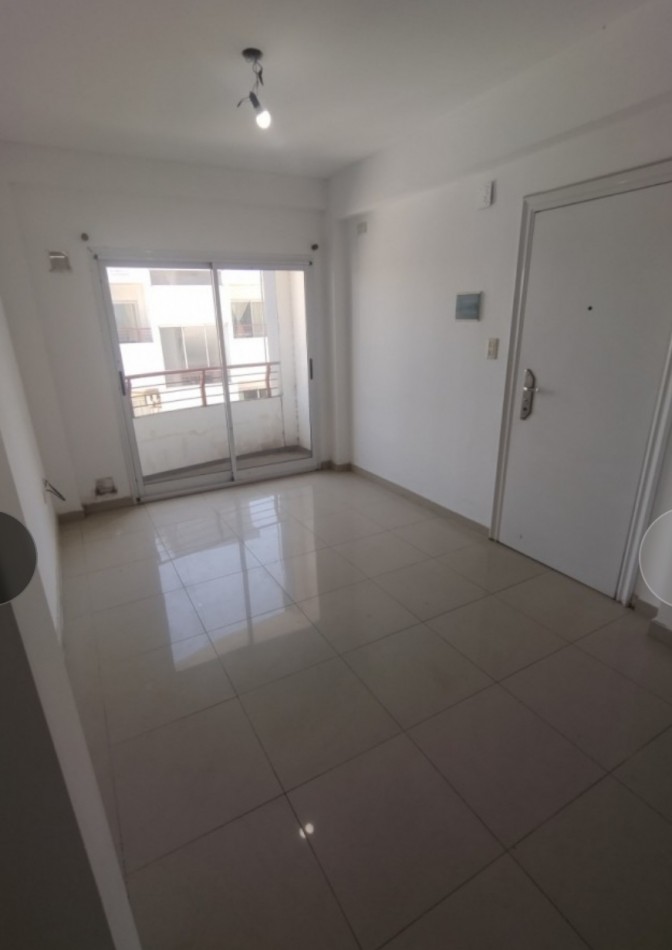 SEMI PISO AL FRENTE EN EXCELENTE ZONA - 18 E 63 Y 64