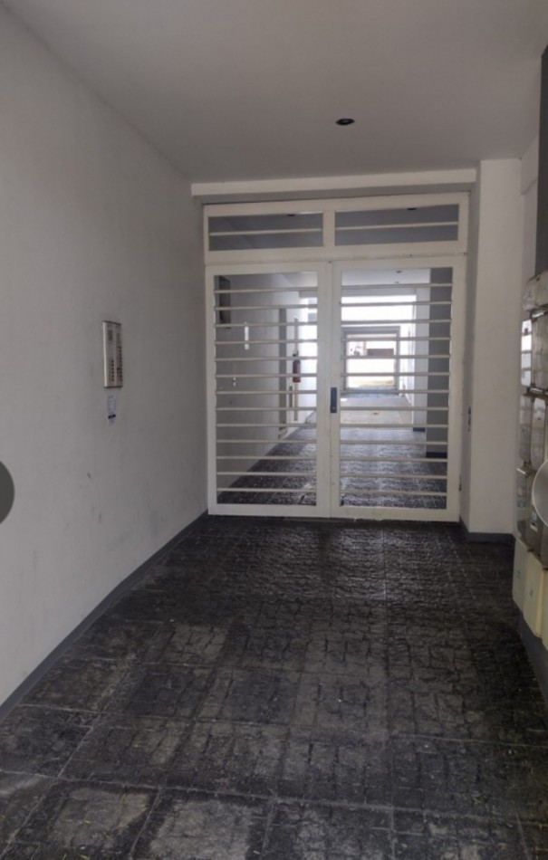 SEMI PISO AL FRENTE EN EXCELENTE ZONA - 18 E 63 Y 64