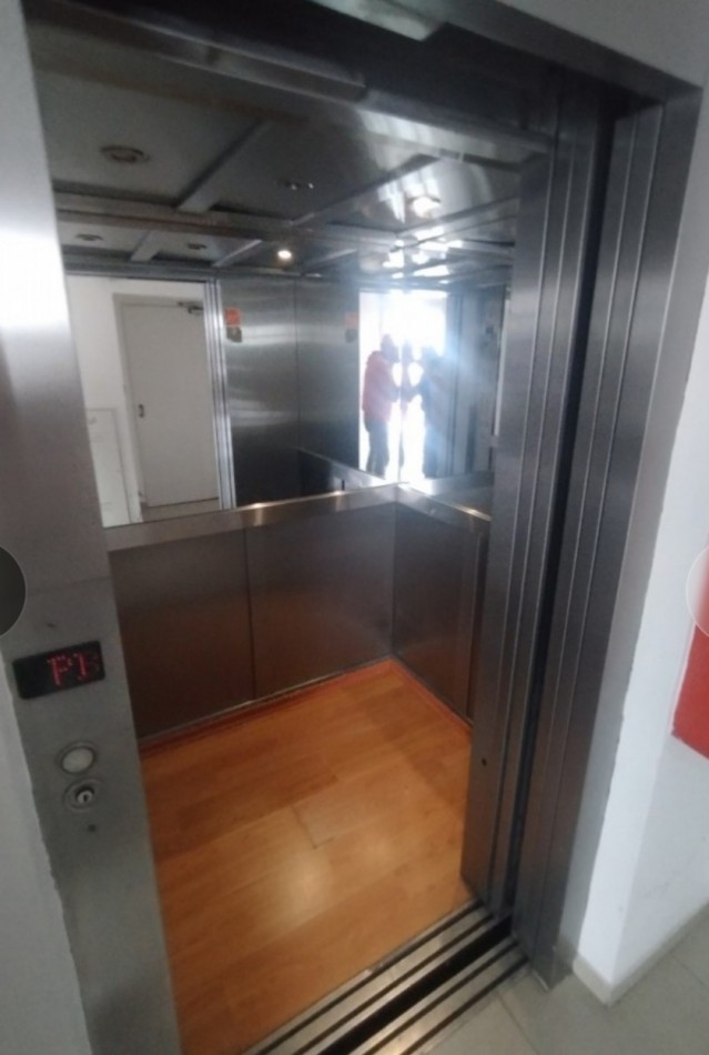 SEMI PISO AL FRENTE EN EXCELENTE ZONA - 18 E 63 Y 64