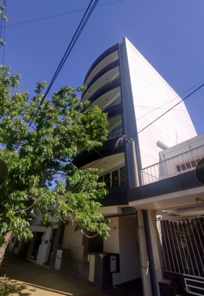 SEMI PISO AL FRENTE EN EXCELENTE ZONA - 18 E 63 Y 64
