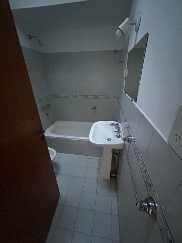 23 ESQ 61 - DEPARTAMENTO DE 2 DORMITORIOS SIN EXPENSAS - PLANTA ALTA 