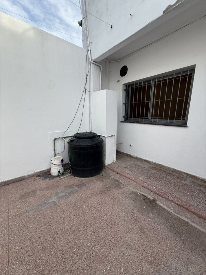 23 entre 60 y 61 - Ph con patio con entrada independiente 