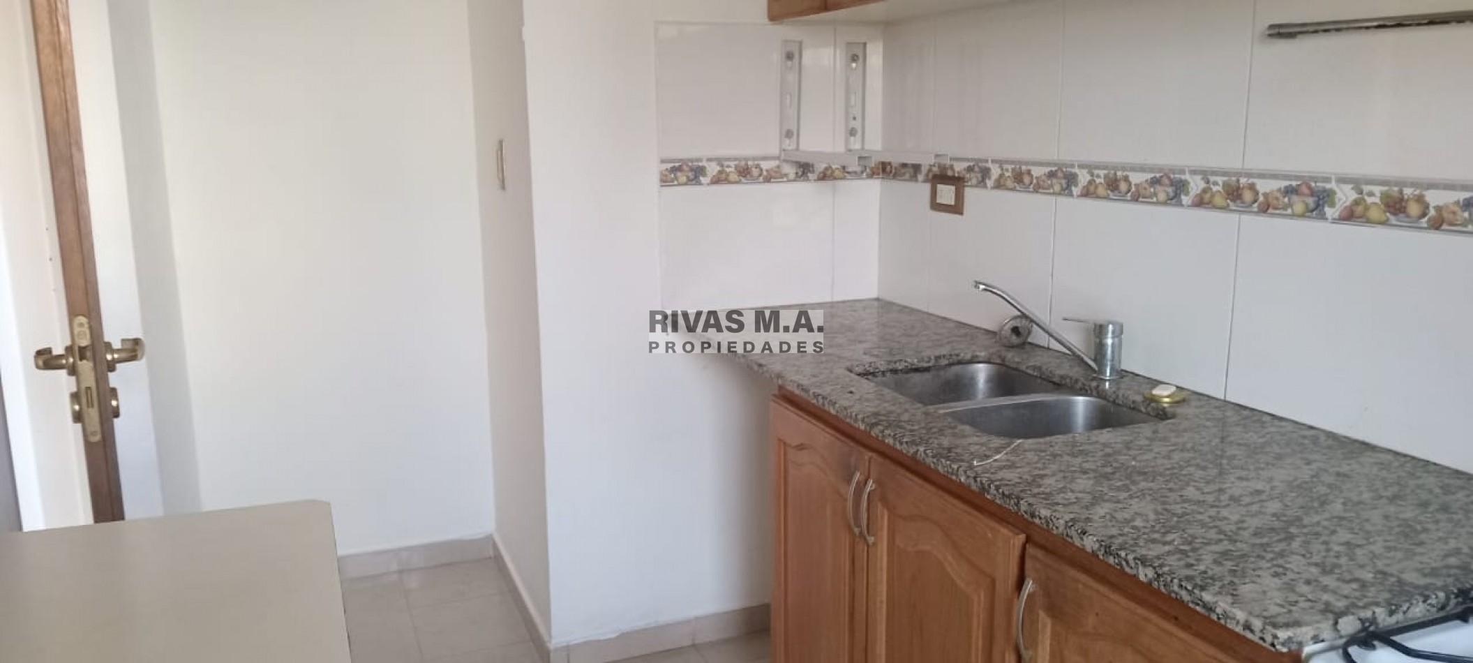 61 E/ 2 Y 3 - 2 DORM CON COCHERA CUBIERTA- ALQUILER - LA PLATA 
