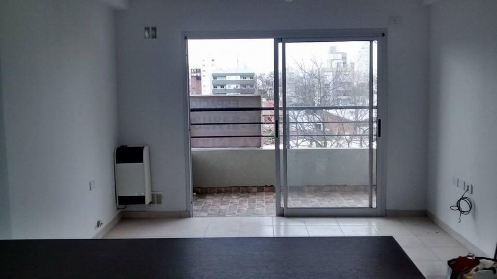 VENTA HERMOSO MONOAMBIENTE AL FRENTE CON BALCON- 40M2