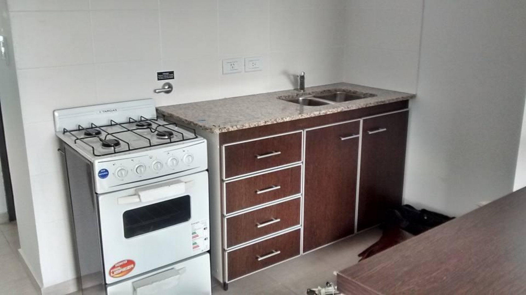 VENTA HERMOSO MONOAMBIENTE AL FRENTE CON BALCON- 40M2