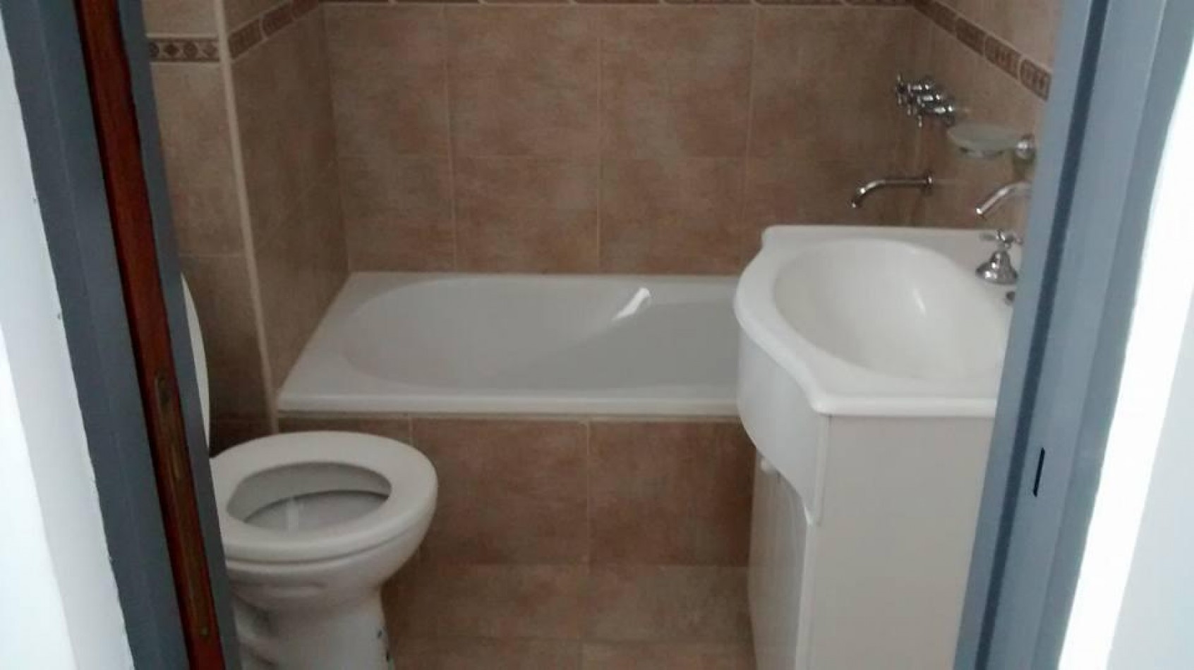 VENTA HERMOSO MONOAMBIENTE AL FRENTE CON BALCON- 40M2