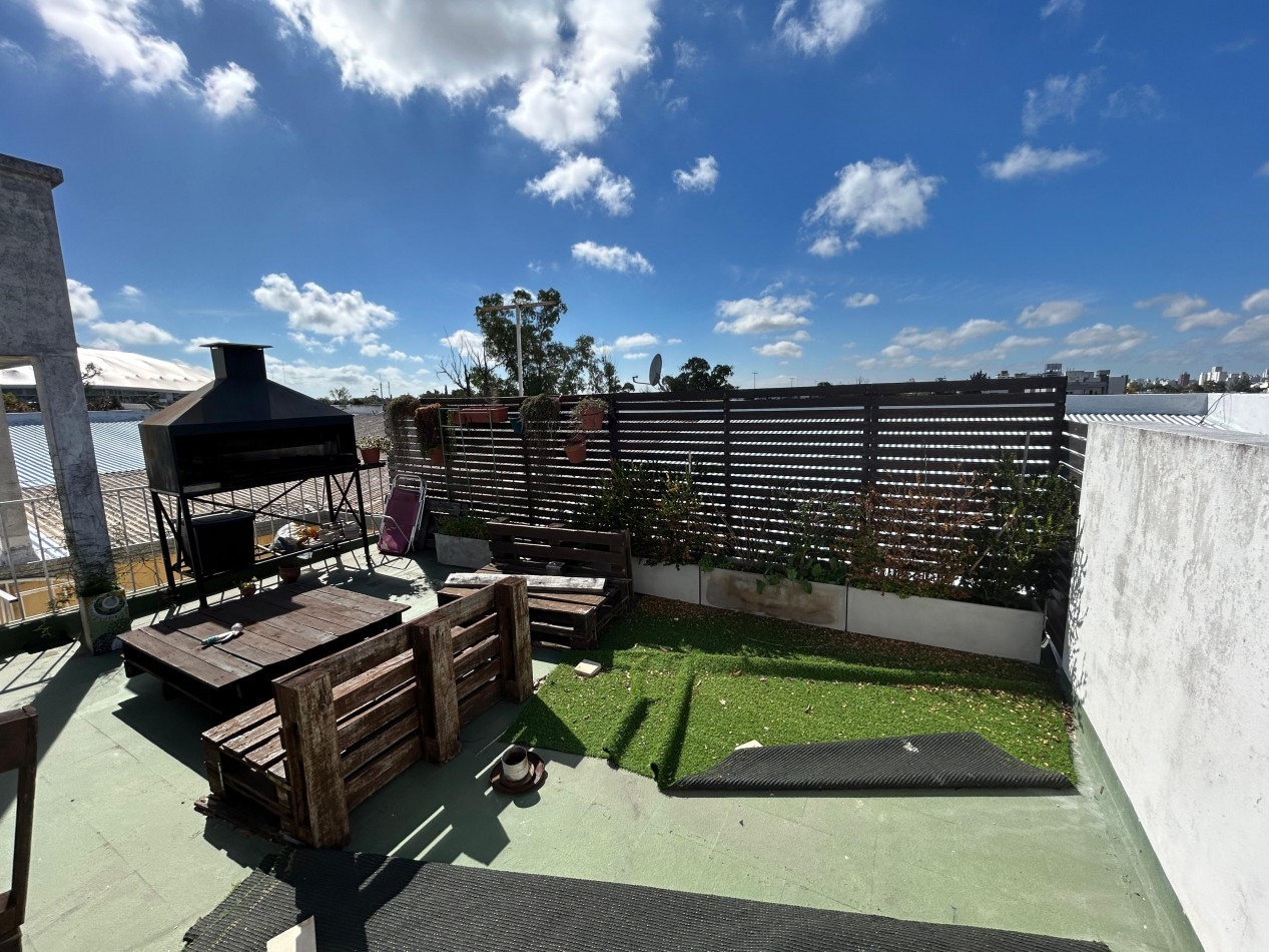 AV 32 ESQ 24 - CASA EN PLANTA ALTA  2 DORM Y TERRAZA