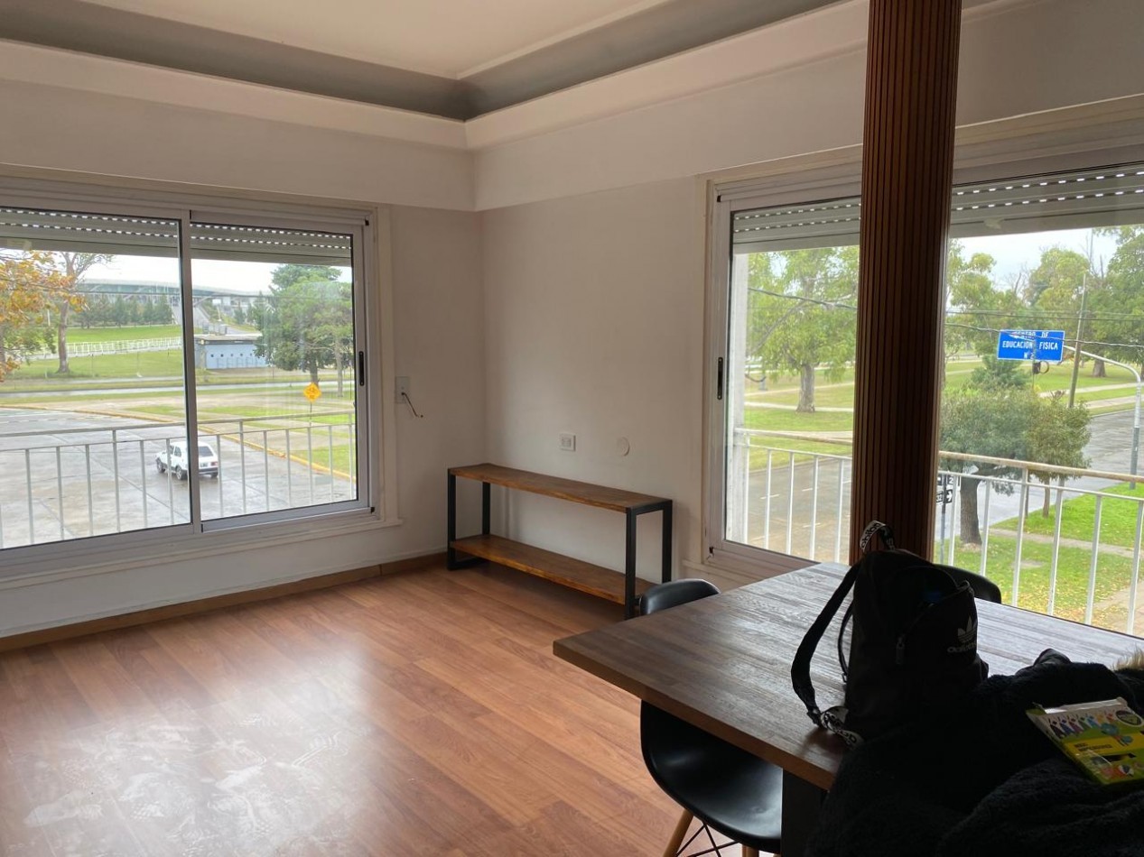 AV 32 ESQ 24 - CASA EN PLANTA ALTA  2 DORM Y TERRAZA