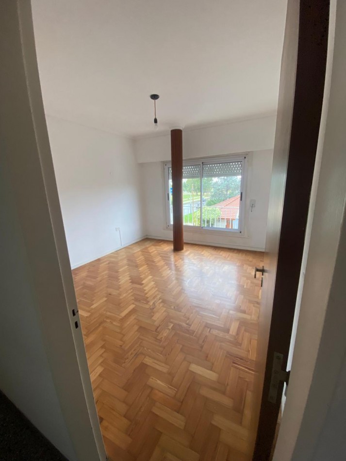 AV 32 ESQ 24 - CASA EN PLANTA ALTA  2 DORM Y TERRAZA