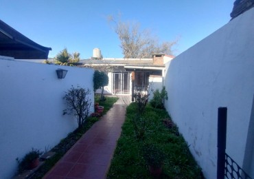 136 e/ 33bis y 34 - casa tipo duplex . entrada de auto y quincho